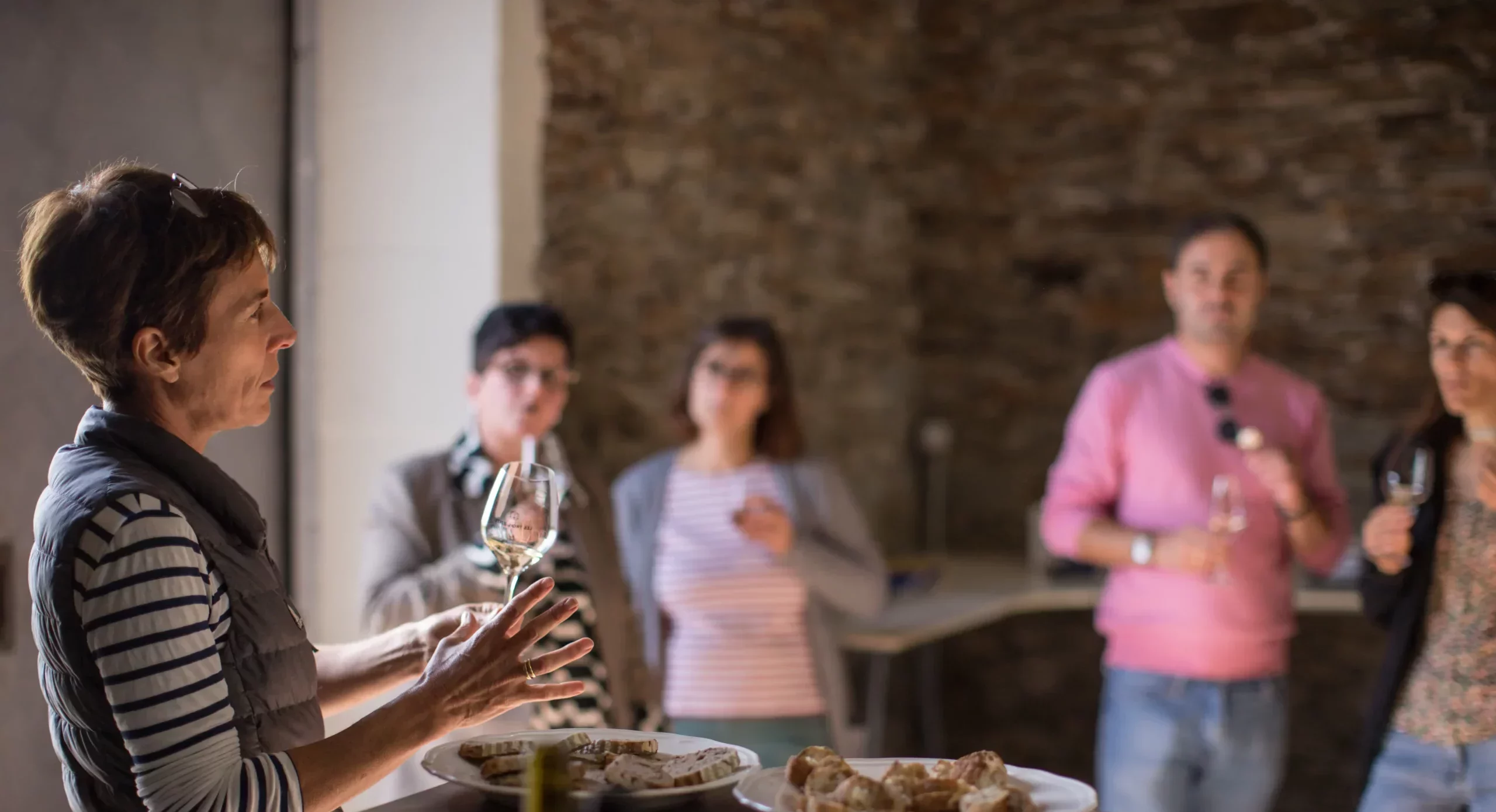 Personnes qui dégustent du vin